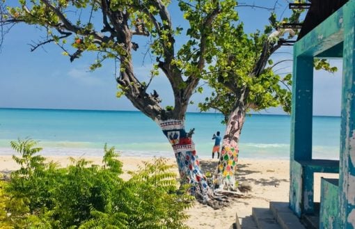 photo-1580740246421-9ffe715ae391